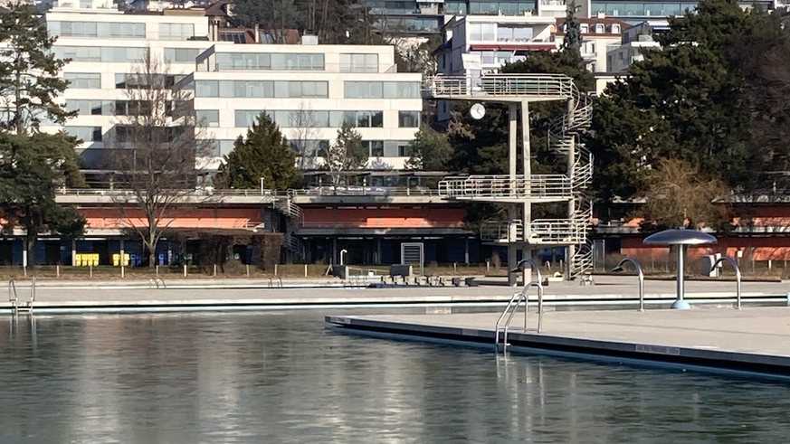 Une fine couche de glace s'est formée à la surface du grand bassin de la piscine de Bellerive, à Lausanne.