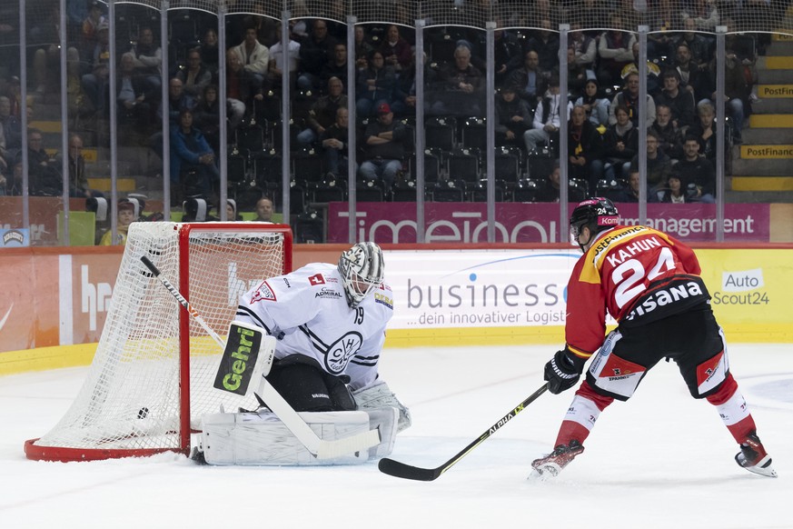 Berns Dominik Kahun, rechts, schiesst ein Tor 2-1 gegen Luganos Torhueter Mikko Koskinen, links, beim Eishockey Meisterschaftsspiel der National League zwischen dem SC Bern und dem HC Lugano, am Freit ...