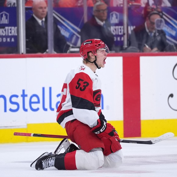 Jackson Blake a inscrit le but de la qualification pour les Canes, en prolongation