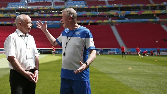 Swiss head coach Ottmar Hitzfeld, right, talks to Swiss Federal Minister Ueli Maurer, center, and Peter Gillieron, President of the Swiss football association, left, during a training session of the S ...