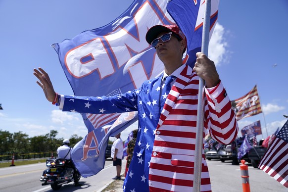 Colton McCormick, a supporter of former President Donald Trump, stands outside of Trump&#039;s Mar-a-Lago estate, Tuesday, March 21, 2023, in Palm Beach, Fla. (AP Photo/Lynne Sladky)
Colton McCormick