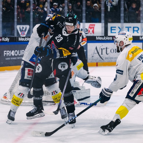 Un septième succès de rang pour Samuel Walser (au centre) et Fribourg-Gottéron.