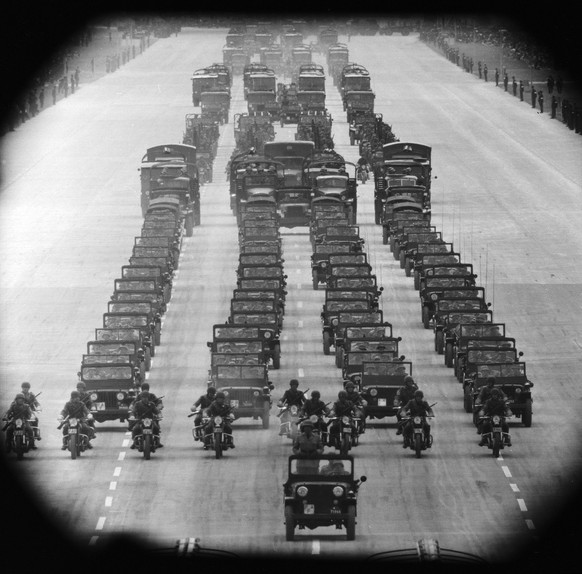 Defilee von Land-Rovers des 1. Armeekorps vor tausenden Zuschauern in Payerne, Kanton Waadt, aufgenommen im Mai 1959. (KEYSTONE/PHOTOPRESS-ARCHIV/Str)