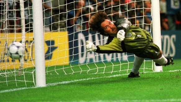 English goalkeeper David Seaman watches as the goal goes to the net as he can&#039;t stop a penalty by Argentine Gabriel Batistuta during the England vs Argentina second round World Cup 98, soccer mat ...
