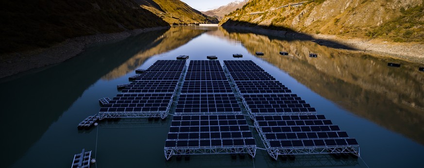 ARCHIVBILD ZUM WATT D&#039;OR --- Floating barges with solar panels are pictured on the &amp;quot;Lac des Toules&amp;quot;, an alpine reservoir lake, in Bourg-Saint-Pierre, Switzerland, Tuesday, Octob ...