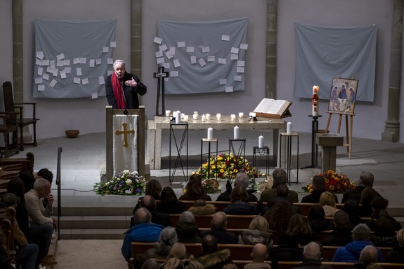 Le pasteur Alain Brouze, s'exprime durant la ceremonie en hommage aux victimes de l'incendie du bar "Le Constellation" a Crans-Montana au Temple de Lutry (VD), ce samedi 3 janvier  ...