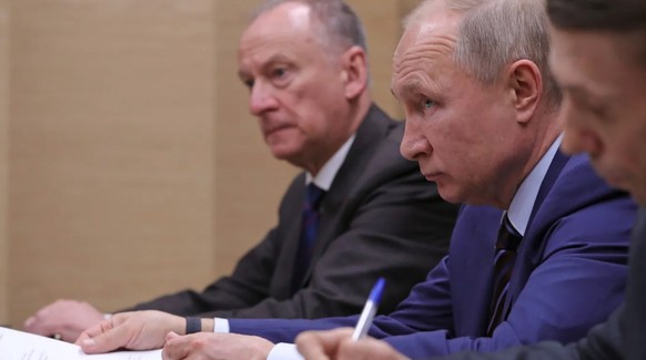 Nikolai Patruschew, inzwischen Sekretär von Russlands Sicherheitsrat, an der Seite von Präsident Putin (Archivbild): Beide sind enge Vertraute und kennen sich seit Jahrzehnten.