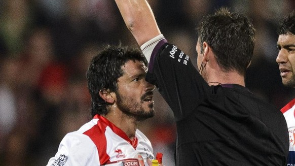 Le capitaine valaisan Gennaro Gattuso, gauche, parle avec l&#039;arbitre Nikolaj Haenni, droite, lors de la demi-finale de la Coupe Suisse de football entre le FC Sion et le FC Basel 1893, ce mercredi ...