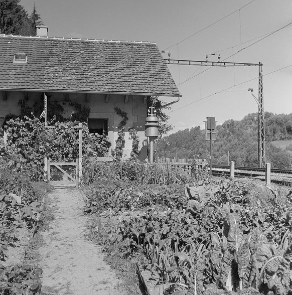 Maison de garde-barrière à Schmitten (Fribourg) à l’ère de l’expansion de la production agricole, août 1942.
https://www.sbbarchiv.ch/detail.aspx?ID=223520