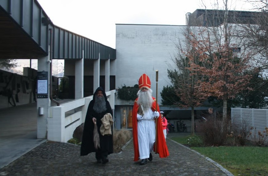 Le Père Fouettard et Saint-Nicolas lors de leurs visites à domicile.