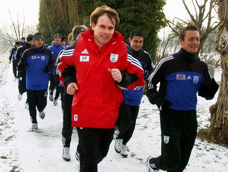 Alain Geiger, vorne, der neue Trainer des Grasshoppers Club Zuerich, absolviert am Dienstag, 6. Januar 2004, gemeinsam mit der Mannschaft, ein Lauftraining entlang der Limmat. Es war das erste Trainin ...