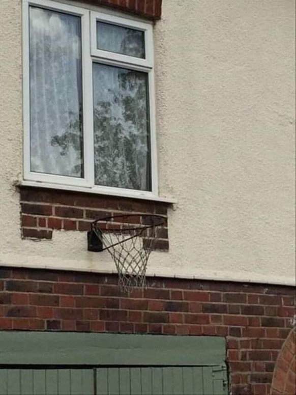 Faildienstag; Basketballkorb direkt unter dem Fenster.