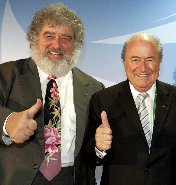 epa04772149 (FILE) A file picture dated 27 June 2005 of FIFA President Joseph Blatter (R) and FIFA Confederations Cup 2005 organisation committee chairman Charles &#039;Chuck&#039; Blazer (L) in Frank ...
