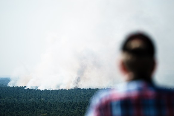 epa10105415 Smoke rises from a forest fire at the Grunewald in Berlin, Germany, 04 August 2022. The Berlin Fire Department reported on their twitter channel about a currently ongoing fire in Grunewald ...