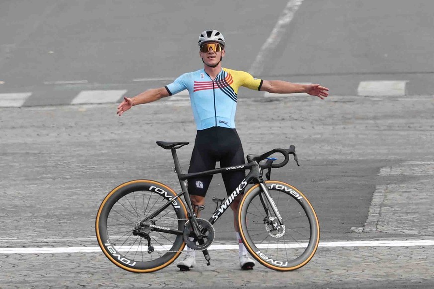 epa11522598 Remco Evenepoel of Belgium celebrates winning the Men&#039;s Road Cycling Race of the Paris 2024 Olympic Games in Paris, France, 03 August 2024. EPA/CHRISTOPHE PETIT TESSON
