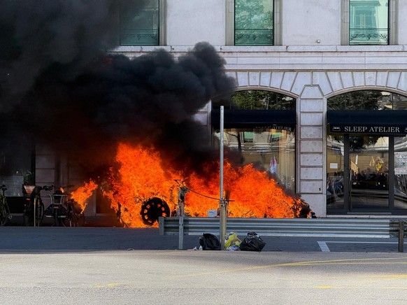 Des manifestants ont bouté le feu à une Tesla