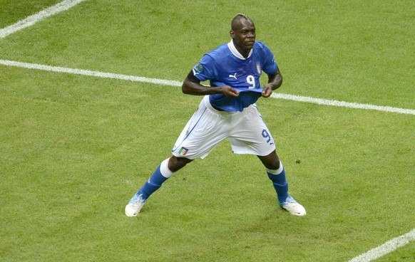 epa03286688 Mario Balotelli of Italy celebrates after scoring the opening goal during the semi final match of the UEFA EURO 2012 between Germany and Italy in Warsaw, Poland, 28 June 2012. EPA/RADEK PI ...