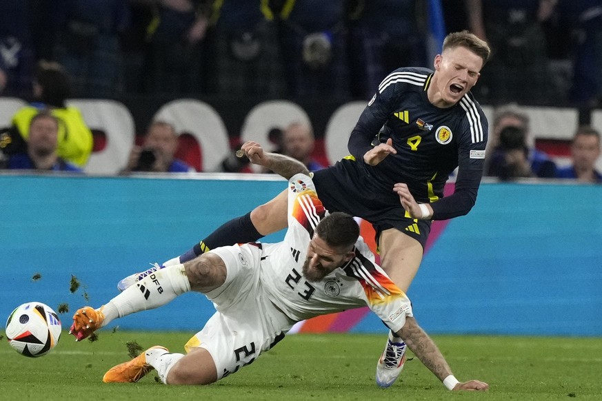 L&#039;Allemand Robert Andrich face l&#039;Ecossais Scott McTominay lors de l&#039;Euro 2024, le 14 juin 2024. (AP Photo/Frank Augstein)