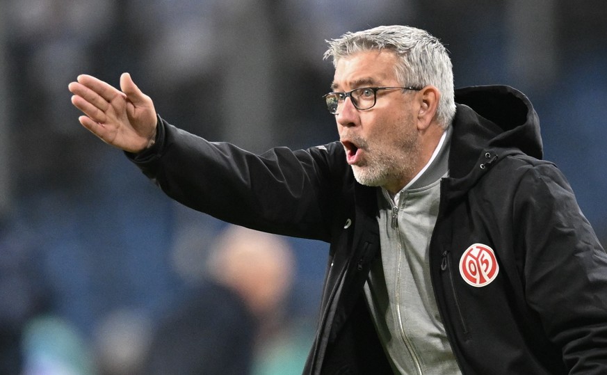 epa12586358 Head coach Urs Fischer of Mainz reacts during the UEFA Conference League soccer match between Lech Poznan and 1. FSV Mainz 05 in Poznan, Poland, 11 December 2025. EPA/Jakub Kaczmarczyk POL ...