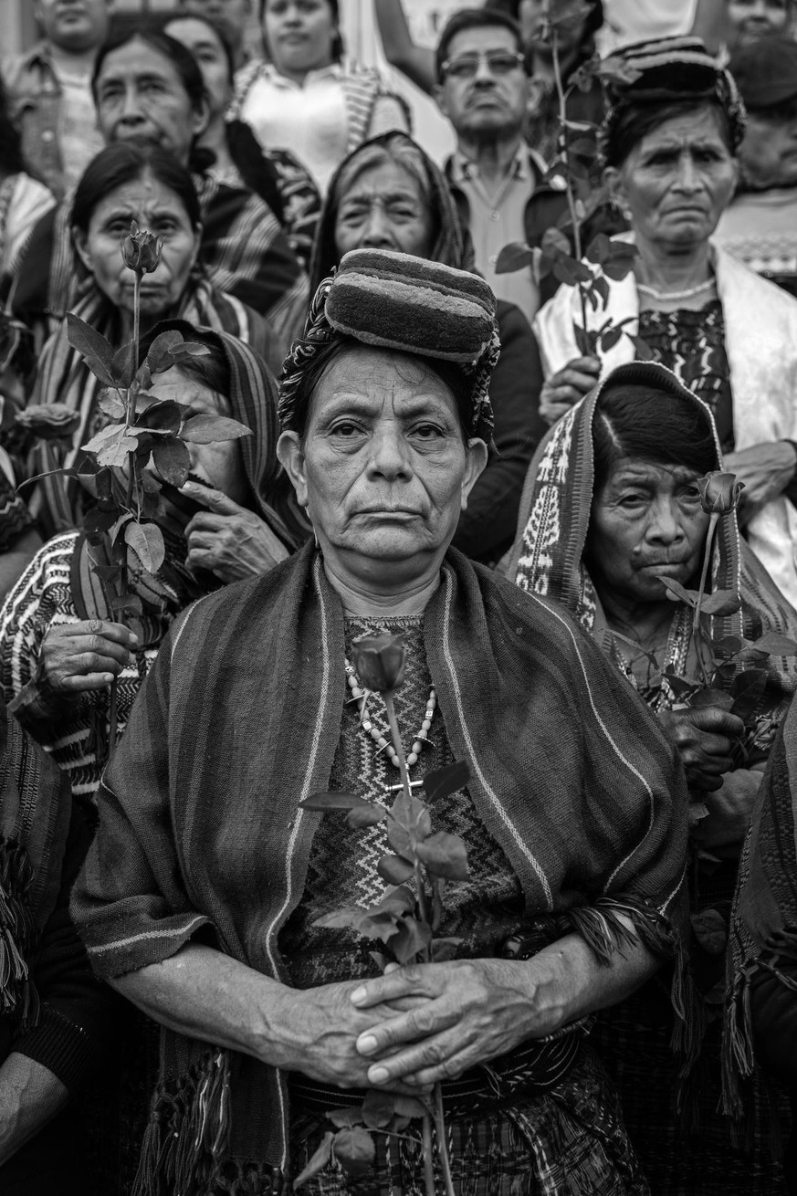 La photo finaliste "Les procès des femmes Achi" montre Doña Paulina Ixpatá Alvarado aux côtés d'autres femmes achi devant un tribunal de Guatemala City, au Guatemala, le 30 mai 2025.