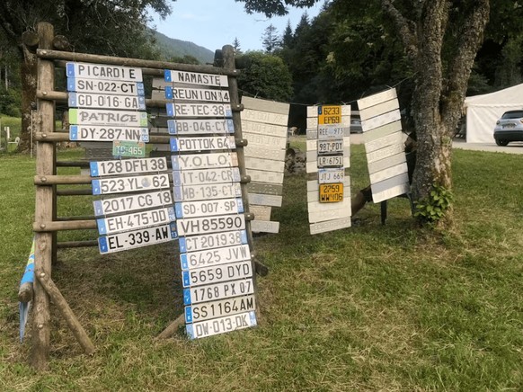 Comme un totem. Chaque coureur remet une plaque en offrande lors de son inscription.