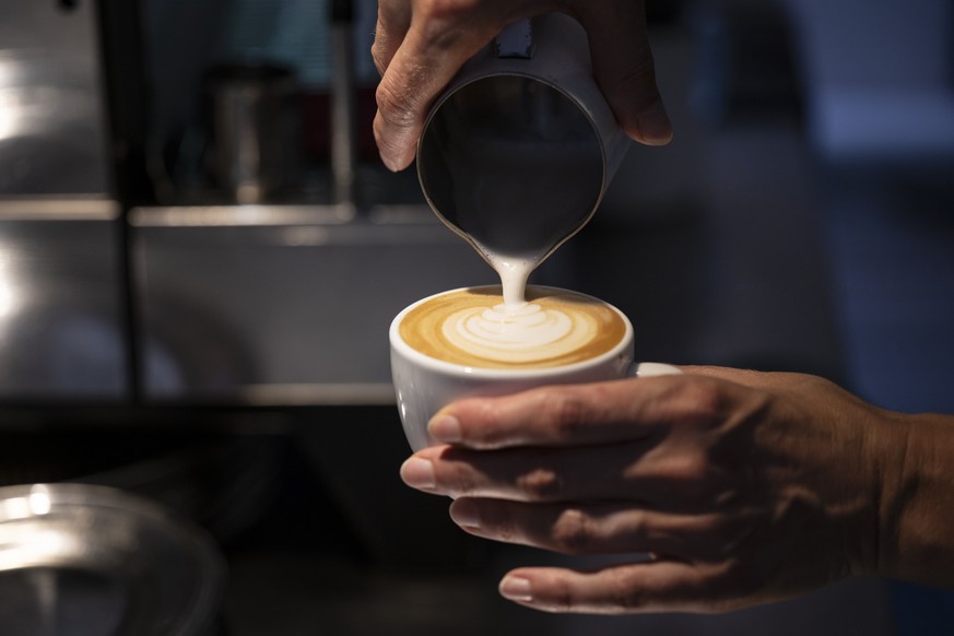 Eine Barista verarbeitet den Haferdrink Gutsch im Cafe Noir, fotografiert am Freitag, 19. Juli 2024 in Zuerich. Gutsch des gleichnamigen Haferdrinks ist genossenschaftlich organisiert und wird von ver ...