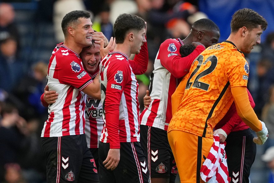 Sunderland&#039;s team captain Granit Xhaka, left, celebrates with his teammates at the end of the English Premier League soccer match between Chelsea and Sunderland in London, Saturday, Oct. 25, 2025 ...