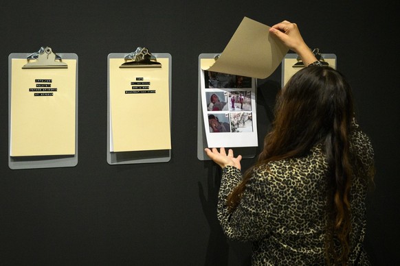 Une personne visite la nouvelle exposition temporaire &quot;Laia Abril, de l&#039;hysterie de masse (On Mass Hysteria)&quot; au musee de la photographie Photo Elysee ce jeudi 29 juin 2023 au quartier  ...