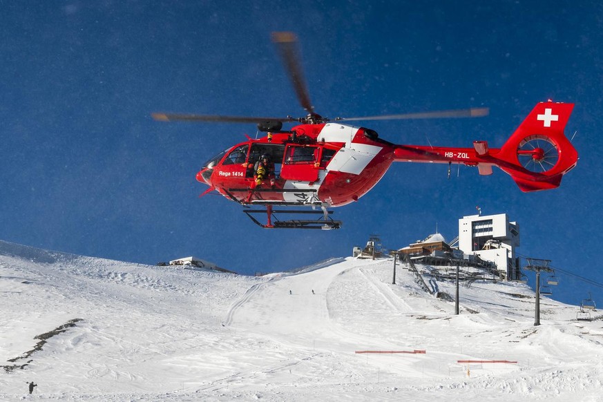 Un helicoptere de la Rega survol la zone lors d&#039;un exercice avalanche organise par Rega et le Secours alpin romand (SARO) sur le Glacier 3000 le vendredi 6 decembre 2019 aux Diablerets. (KEYSTONE ...