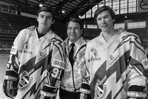 L'ex-président de Gottéron, Jean Martinet, avec ses deux nouvelles recrues russes de luxe, Khomutov (à gauche) et Bykov, en 1990.