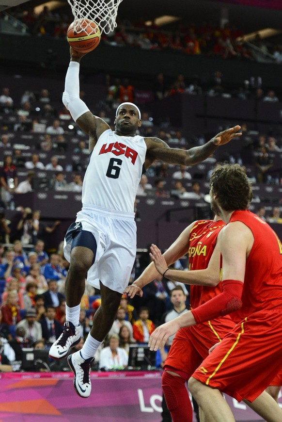 epa03360103 United States of America player LeBron James goes in for a dunk against Spain in the second half of their Gold medal game at the London 2012 Olympic Games in London, Great Britain, 12 Augu ...