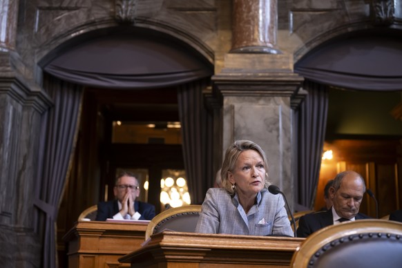 Andrea Gmuer, Mitte-LU, Mitte, spricht neben Pirmin Bischof, Mitte-SO, hinter-links, und Daniel Faessler, Mitte-AI, rechts, waehrend der Herbstsession der Eidgenoessischen Raete, am Donnerstag, 28. Se ...