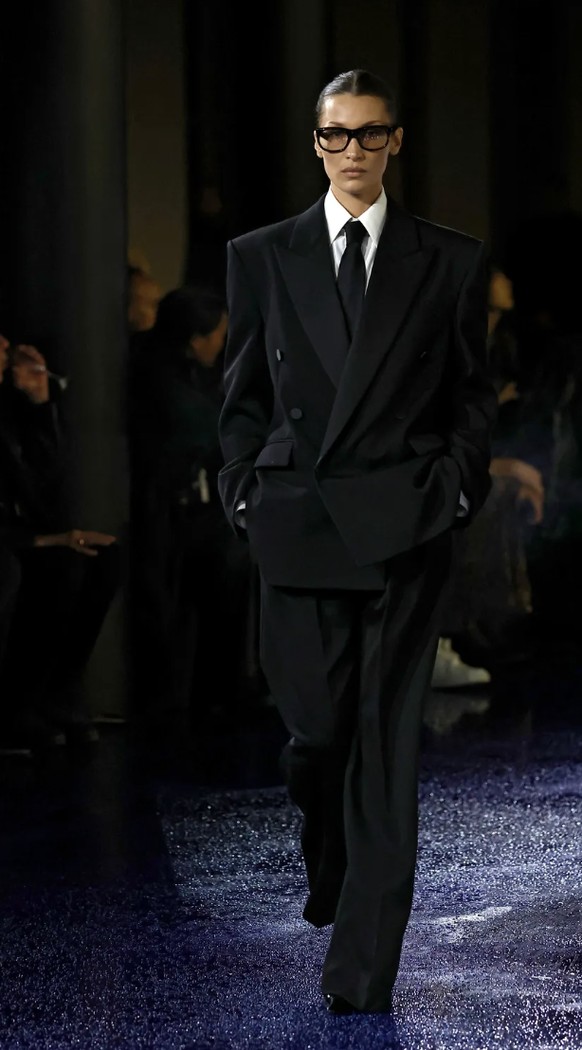 Bella Hadid pour Saint Laurent à la Fashion Week de Paris 2024.