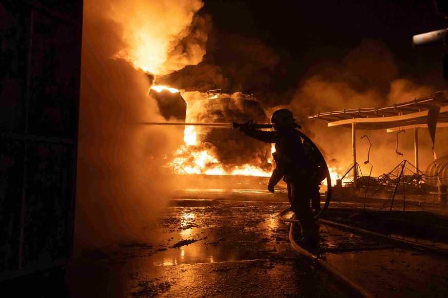 Un pompier tente ici d'éteindre l'incendie d'une station-service à Kharkiv, prise pour cible par des drones russes, le 10 février 2024.
