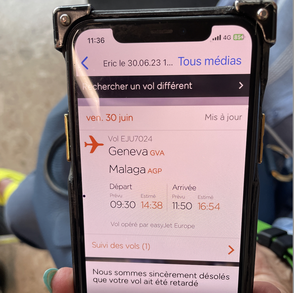 écran téléphone passagère en attente suite à la grève de l&#039;aéroport de Genève