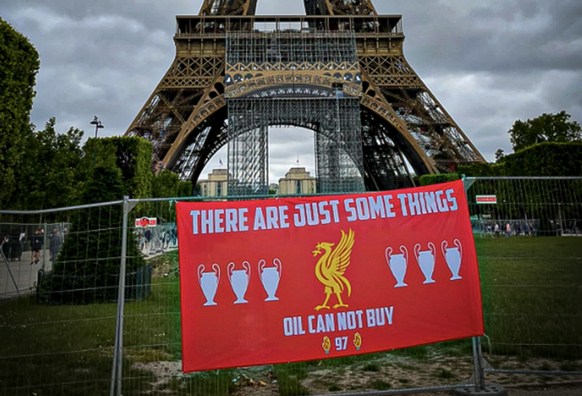 «Il y a juste quelque chose que le pétrole ne peut pas acheter», nargue une banderole déposée par des Anglais aux pieds de la Tour Eiffel, à l'intention du PSG.