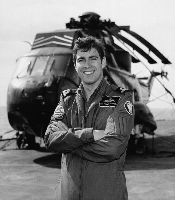 Pilote d'hélicoptère, le prince a passé 22 ans dans la Marine.