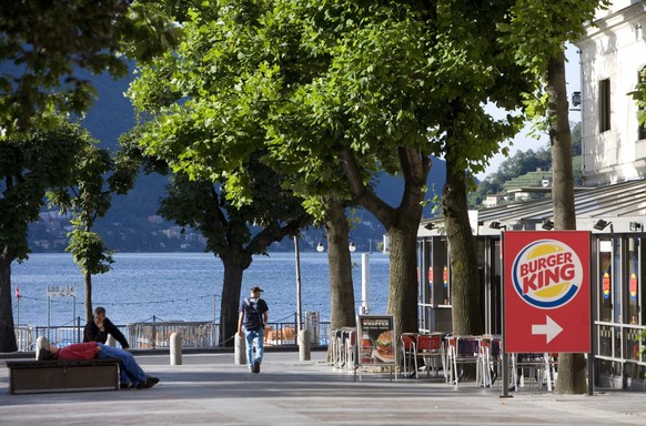 Ein Restaurant der Fast Food-Kette Burger-King in einer Allee am See in Lugano, Kanton Tessin, aufgenommen am 27. Juni 2007. (KEYSTONE/Martin Ruetschi)

A restaurant of the fast food chain Burger-King ...