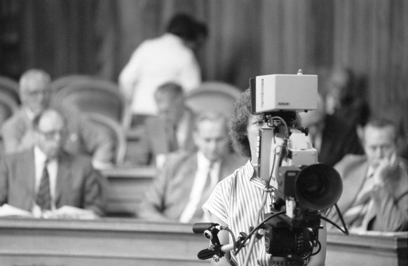 === AUS DER ORIGINALLEGENDE === &amp;quot;Neu auf die Sommersession hin, werden Techniker der SRG im kleinen Rat ein von der Journalistentribuene aus fernsteuerbare TV-Kamera installieren. Parlamentar ...