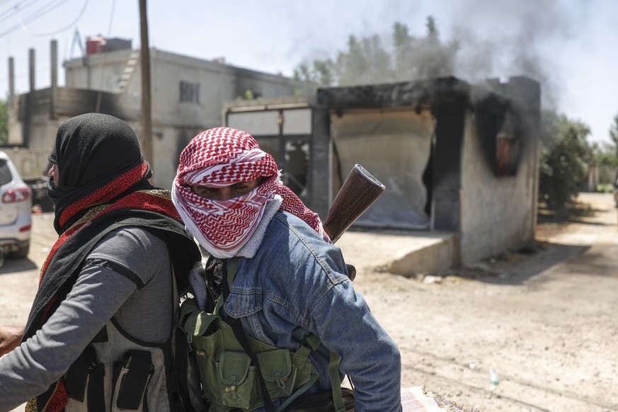 KEYPIX - Bedouin fighters deploy at Mazraa village on the outskirts of Sweida city, during clashes between the Bedouin clans and Druze militias, southern Syria, Friday, July 18, 2025. (AP Photo/Ghaith ...