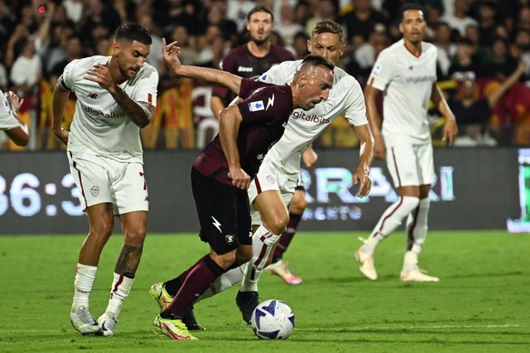 epa10121399 SalernitanaâÄ™s Franck Ribery (C) in action during the Italian Serie A soccer match US Salernitana vs AS Roma at the Arechi stadium in Salerno, Italy, 14 August 2022. EPA/MASSIMO PICA