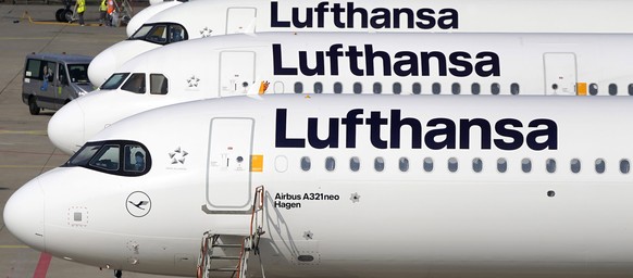epaselect epa10093434 Airplanes of Lufthansa on a tarmac during a warn strike of the ground staff of German airline Lufthansa at the international airport in Frankfurt am Main, Germany, 27 July 2022.  ...