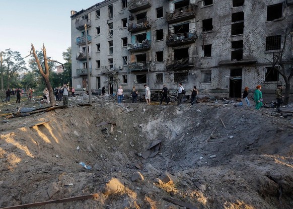 Un cratère devant un immeuble d’habitation de Kiev après l’impact d’un missile russe.