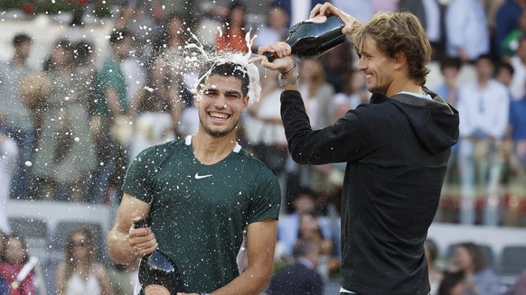 Tennis-champagne, au propre et au figuré, dimanche à Madrid, entre Alcaraz (à gauche) et Zverev.