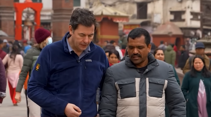 Khadka im Gespräch mit einem CNN-Reporter.