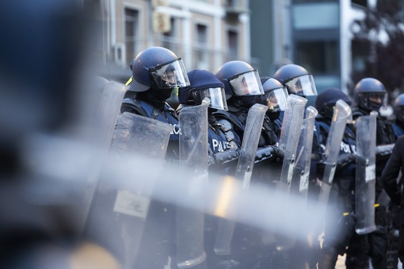 Des policiers antiemeute photographies lors d&#039;un rassemblement non autorise en solidarite avec le peuple palestinien ce samedi 1 novembre 2025 a Sion, en Suisse. (KEYSTONE/Cyril Zingaro)