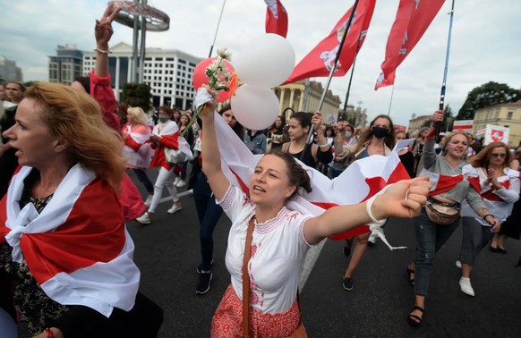 Des femmes manifestent contre le régime en place.