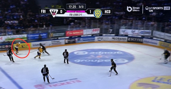 Kessler (cercle rouge) a poussé le puck au fond de la patinoire. A droite de l'image, on s'aperçoit que Berra est dans son but.