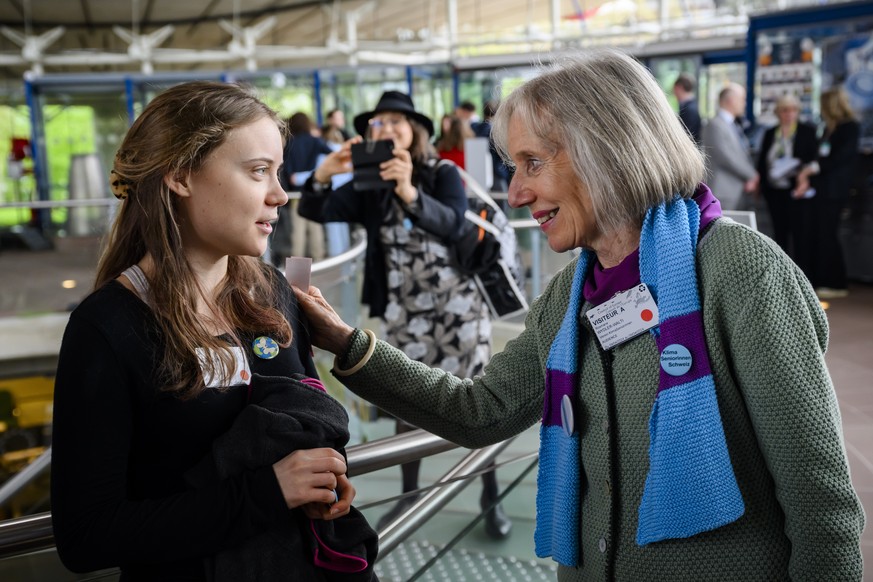 Les Ainees pour le climat Suisse avec Rosmarie Wydler-Waelti, droitee, co-presidente des Ainees pour le climat, parle avec Greta Thunberg, gauche, activiste pour le climat, apres la publication de la  ...