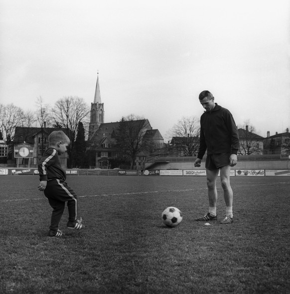 Timo Konietzka, Fussballspieler beim FC Winterthur, mit seinem Sohn, aufgenommen im Januar 1967. (KEYSTONE/PHOTOPRESS-ARCHIV/Sibold)